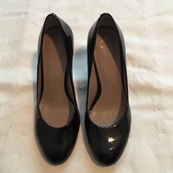 Black patent Nine West pumps