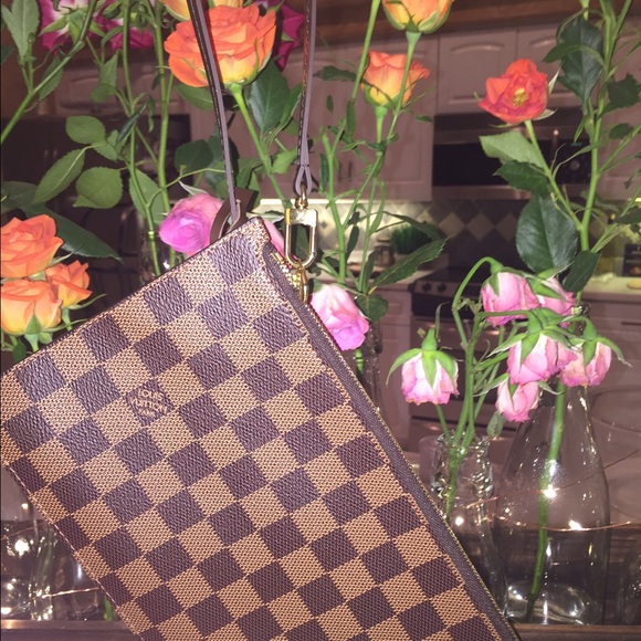 BRAND NEW Louis Vuitton Neverfull Wristlet - Picture 2 of 4