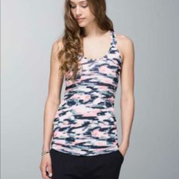 Lululemon wamo camo cool racer size 8