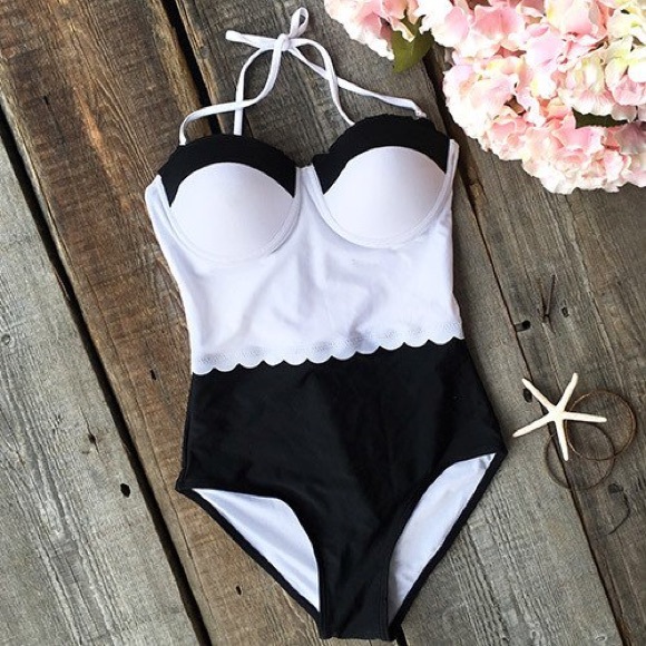 ((NWT)) Cupshe Classic One-Piece Scallop Swimsuit