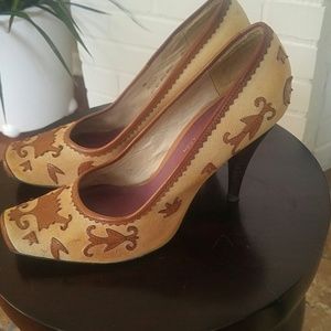 Tan canvas pumps