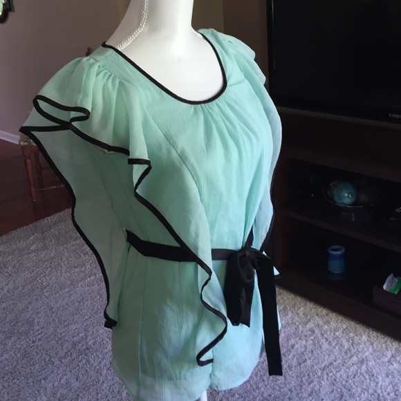 BCX Tops - Beautiful mint green shimmer blouse Jrs small