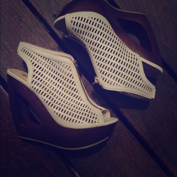 Arerania Sling Back Wedges