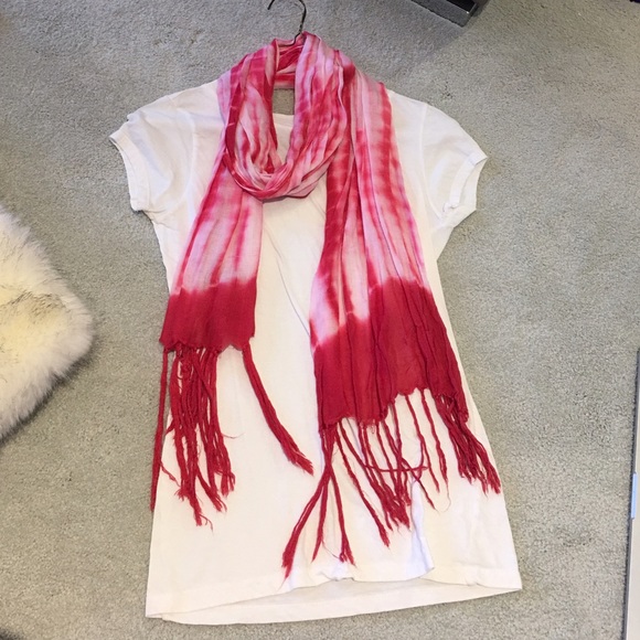 Xs white t-shirt with pink/white scarf
