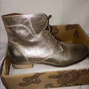 Ecote silver boots