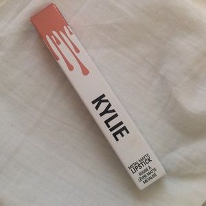 Kylie metal matte lipstick in King k