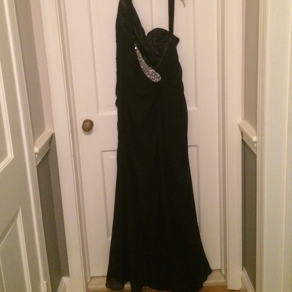 Formal Dress - Picture 2 of 3