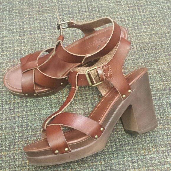 NEW AE chucky heel sandals