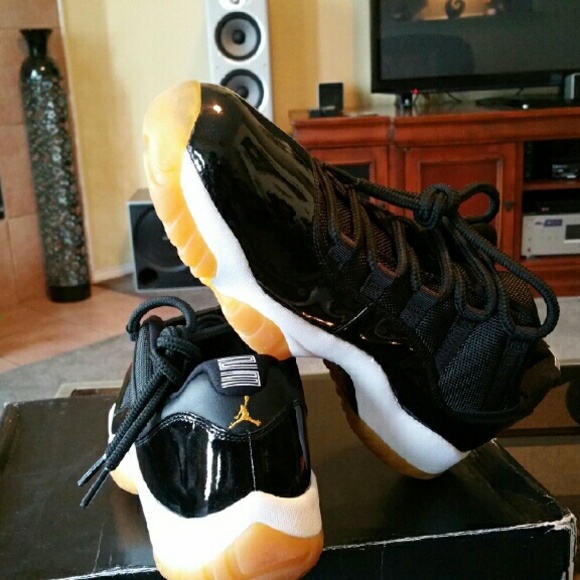 Jordan 11 low blk gum - Picture 1 of 4