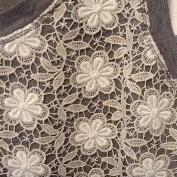 Embroidered overlay tank - Picture 2 of 3