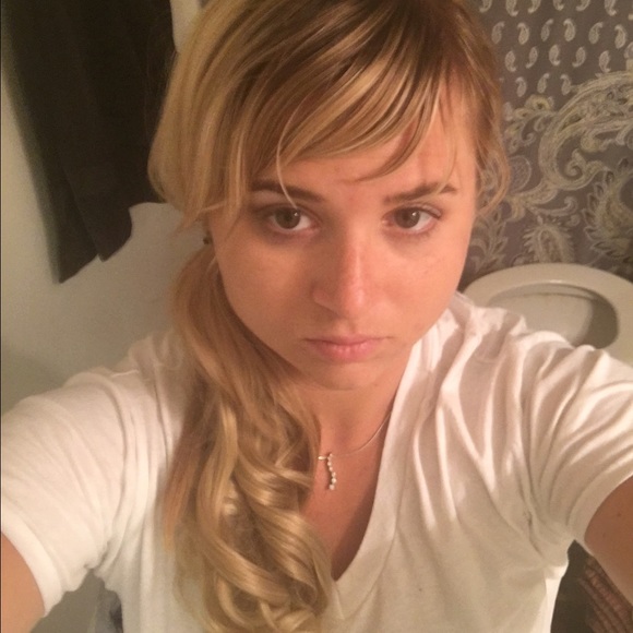 Meet your Posher, Nicole - Picture 1 of 1