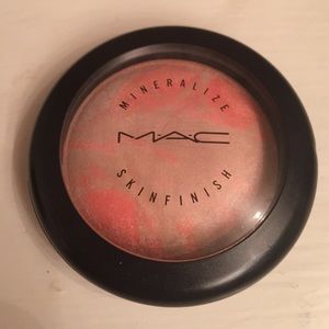 MAC Mineralize Skinfinish in "Adored"