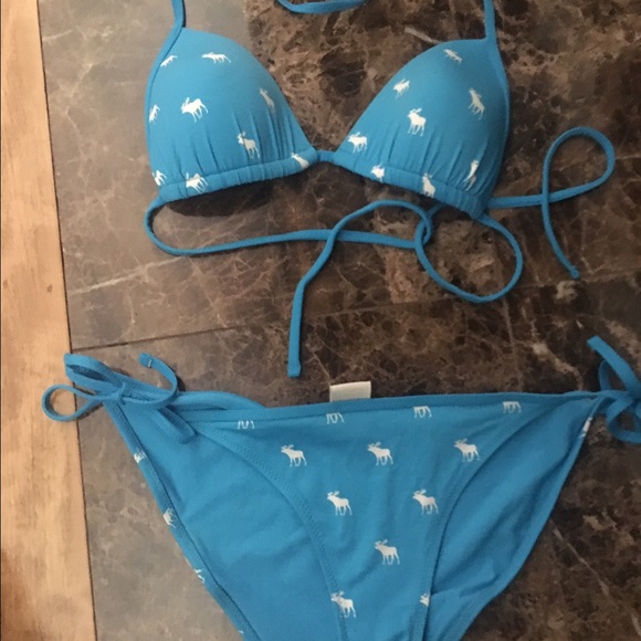XS top (fits like a small). M bottom.
