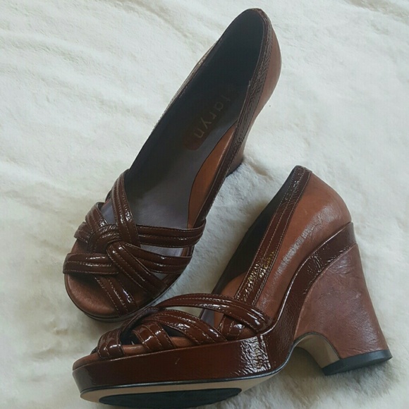 TARYN ROSE SANDALS - Picture 2 of 4