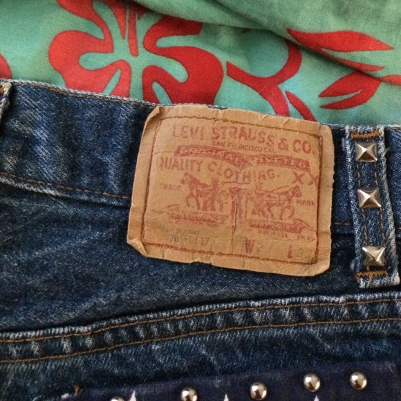 Levi High Waisted Shorts - Picture 3 of 3