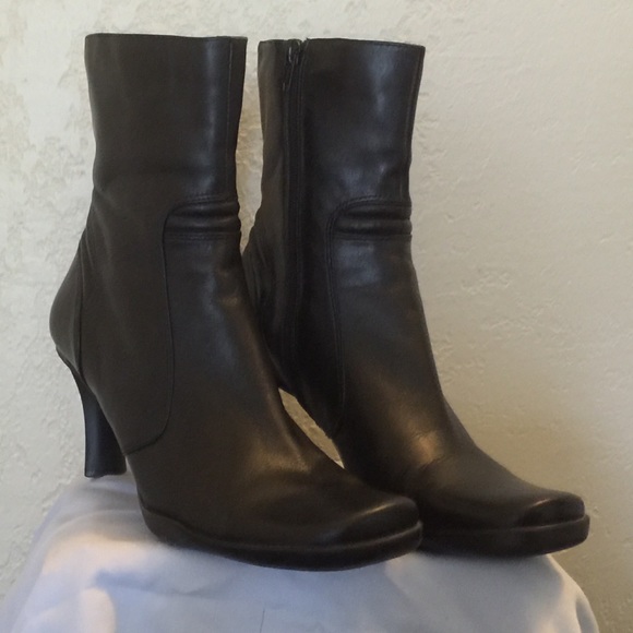 Nine West black 3' heeled ankle zip boots