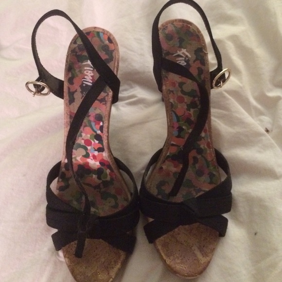 Black and cork heels.