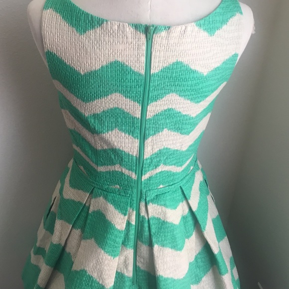 Taylor Dress Sz 4 , green and beige dress - Picture 3 of 4