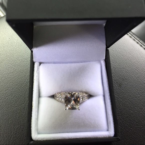 Juelia diamond cut sapphire engagement ring - Picture 1 of 2