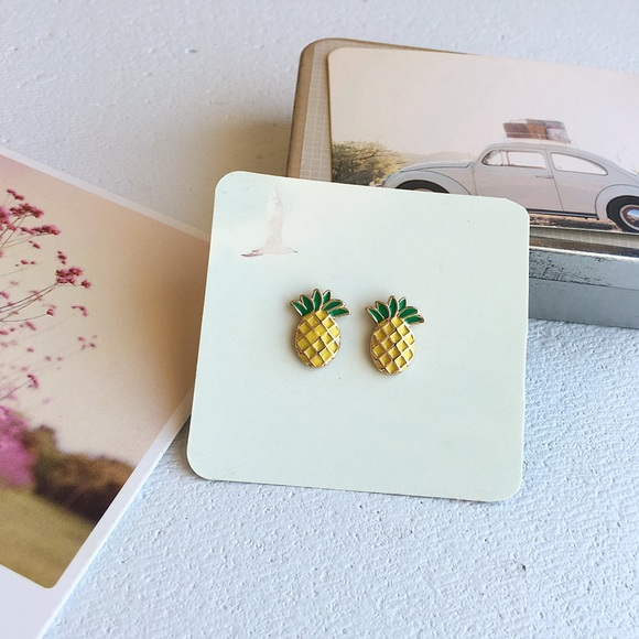 Cute pineapple studs - Picture 4 of 4