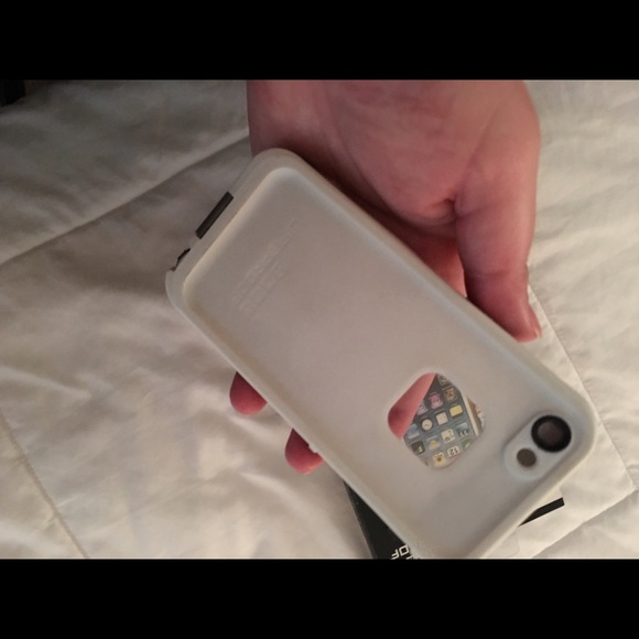 iPhone 5/5s White Lifeproof - Picture 3 of 4