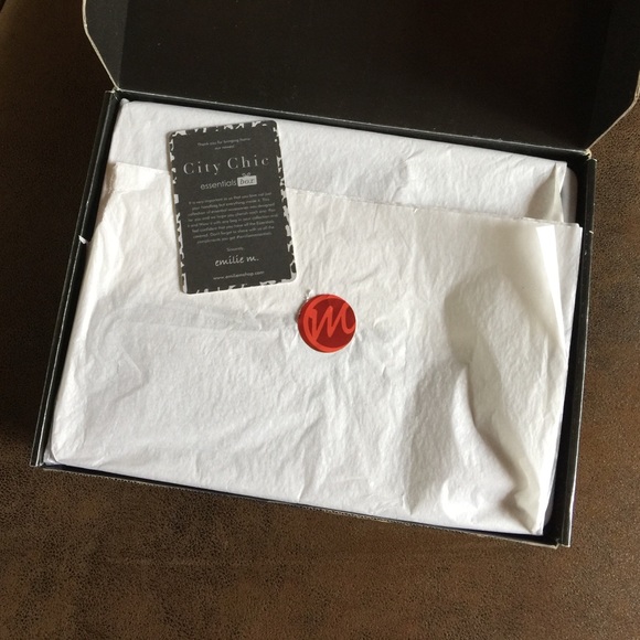 City Chic Essentials Box - Picture 2 of 4