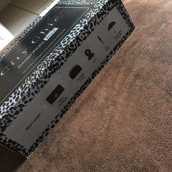 City Chic Essentials Box - Picture 4 of 4