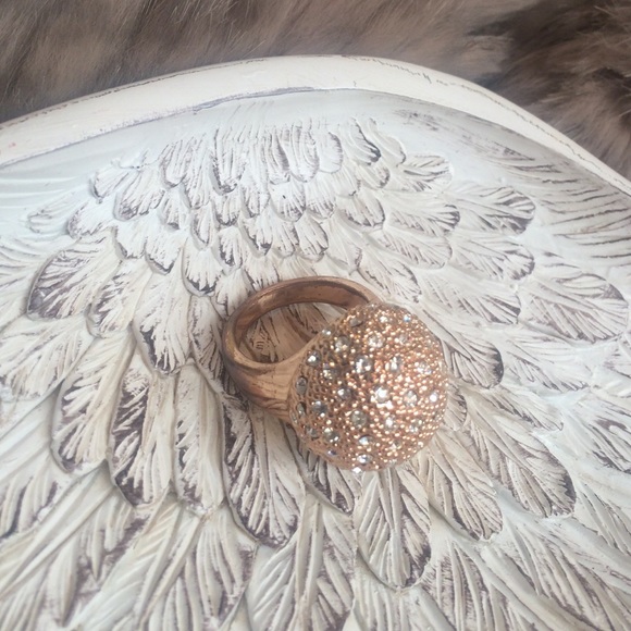 Gold & Rhinestone Ring. - Picture 2 of 4