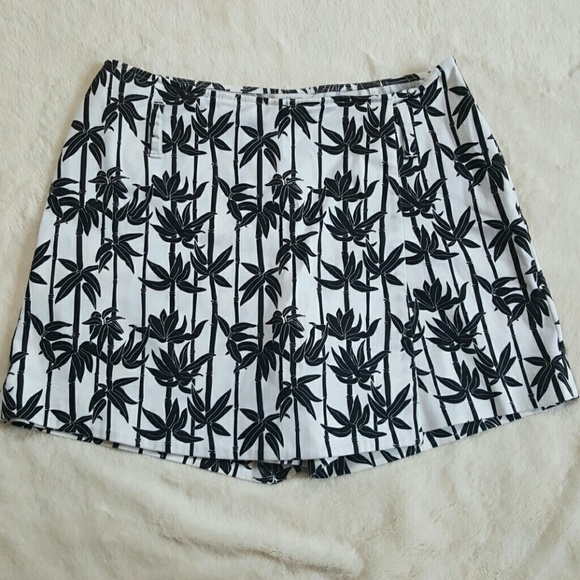 White House Black Market Skort