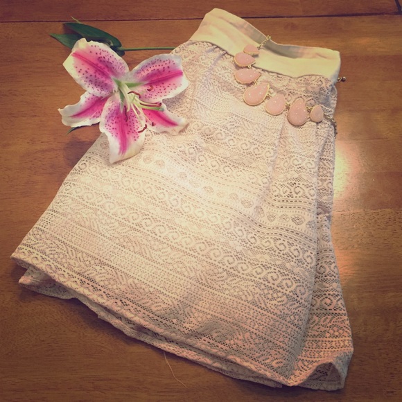 ❗️SALE❗️🎀🆕 Cream Lace Delia's Mini Skirt