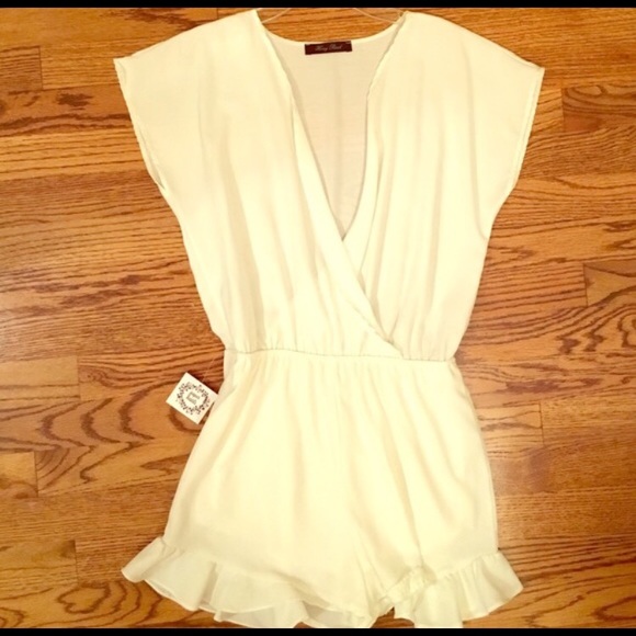 🚫SOLD🚫 Honey Punch sheer white romper!