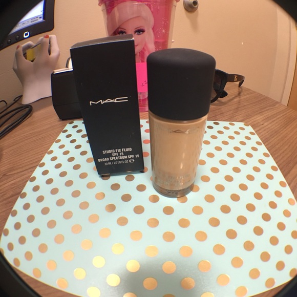 MAC Studio Fix Foundation NC 20