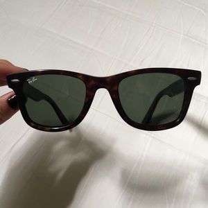 Ray ban classic wayfarers in tortoise shell