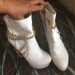 Women pumps with gold chains