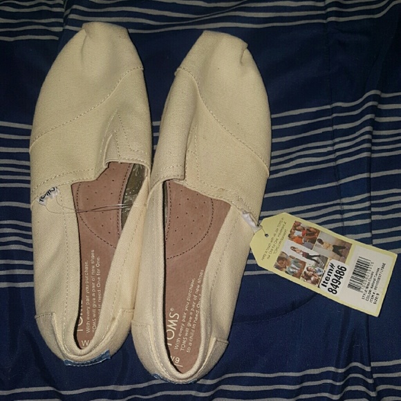 NWT authentic cream Tom's size 9