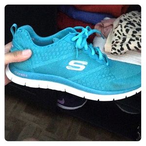 Turquiose skechers