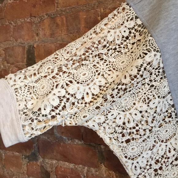 Beautiful crochet cut out sweatshirt - Picture 2 of 2