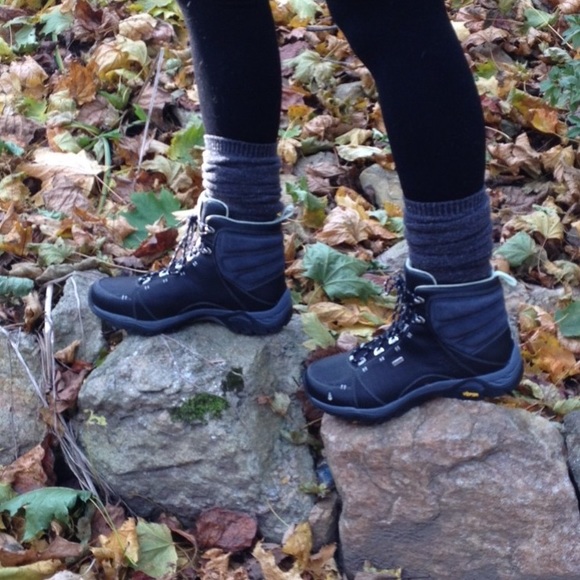 NWT Ahnu Montara Waterproof Womens Hiking Boots
