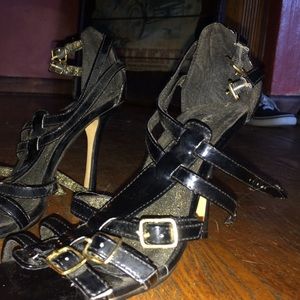 Black strappy Pumps