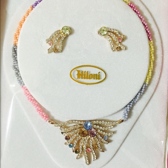 Multi colored necklace set
