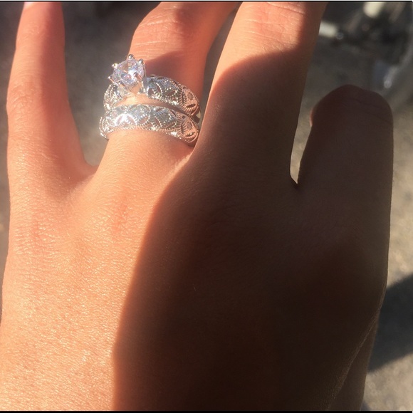 925 Sterling Silver Cubic Zirconia Ring set - Picture 4 of 6