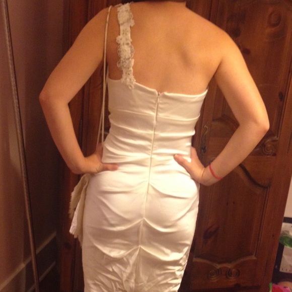 I am selling a formal cache dress. - Picture 3 of 4