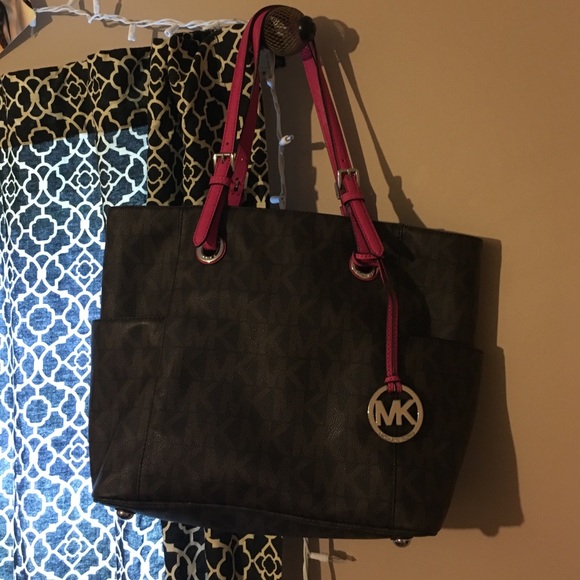 Hi ladies I'm selling my Michael Kors purse!