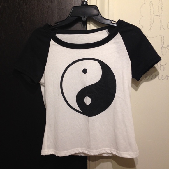 Only worn once! Yin Yang 2 tone tee – black/white - Picture 2 of 3