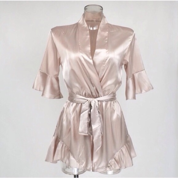 🎄Beige Satin Ruffle Romper Large - Picture 6 of 7