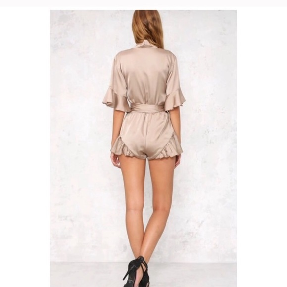 🎄Beige Satin Ruffle Romper Large - Picture 3 of 7