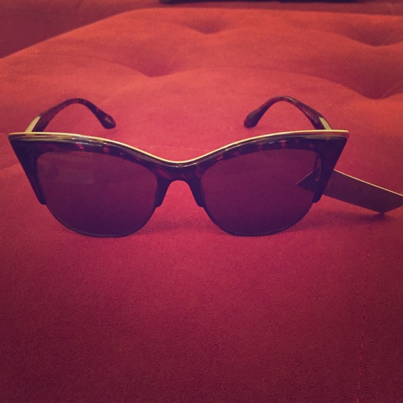 Cateye sunglasses w gold trim