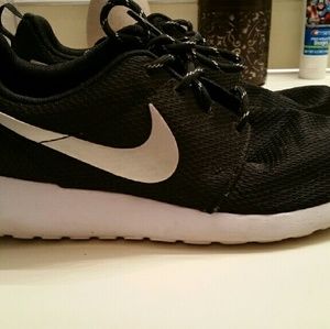 Size 7 Nike Roshes