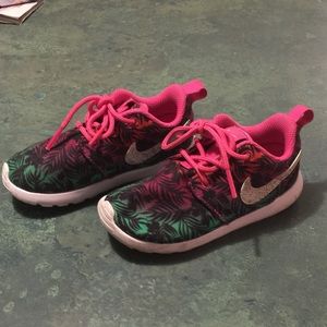 Toddler girls Nike sneakers