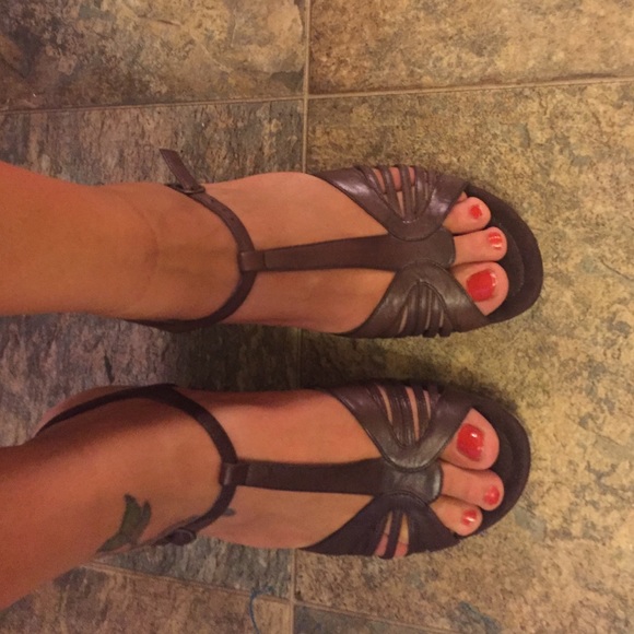 Steve Madden Shoes - Steve Madden t strap sandals